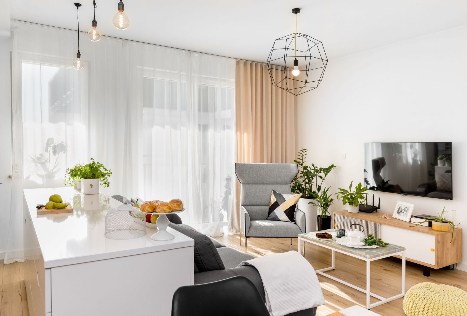 Jasny salon w 70-metrowym mieszkaniu. Białe ściany i jasna podłoga! Projekt Joanna Nawrocka, JN Studio Joanna Nawrocka. Fot. Łukasz Bera