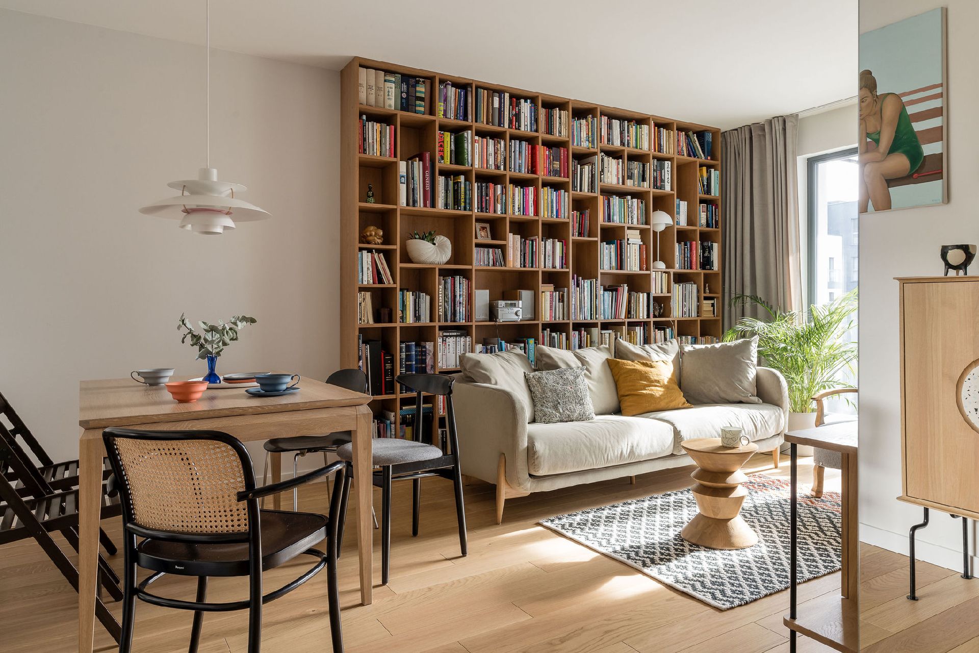 Białe ściany, jasne kolory i dębowe drewno - główne motywy wnętrza. Projekt Sylwia Kowalczyk-Gajda, Kowalczyk-Gajda Studio Projektowe. Fot. Fotomohito
