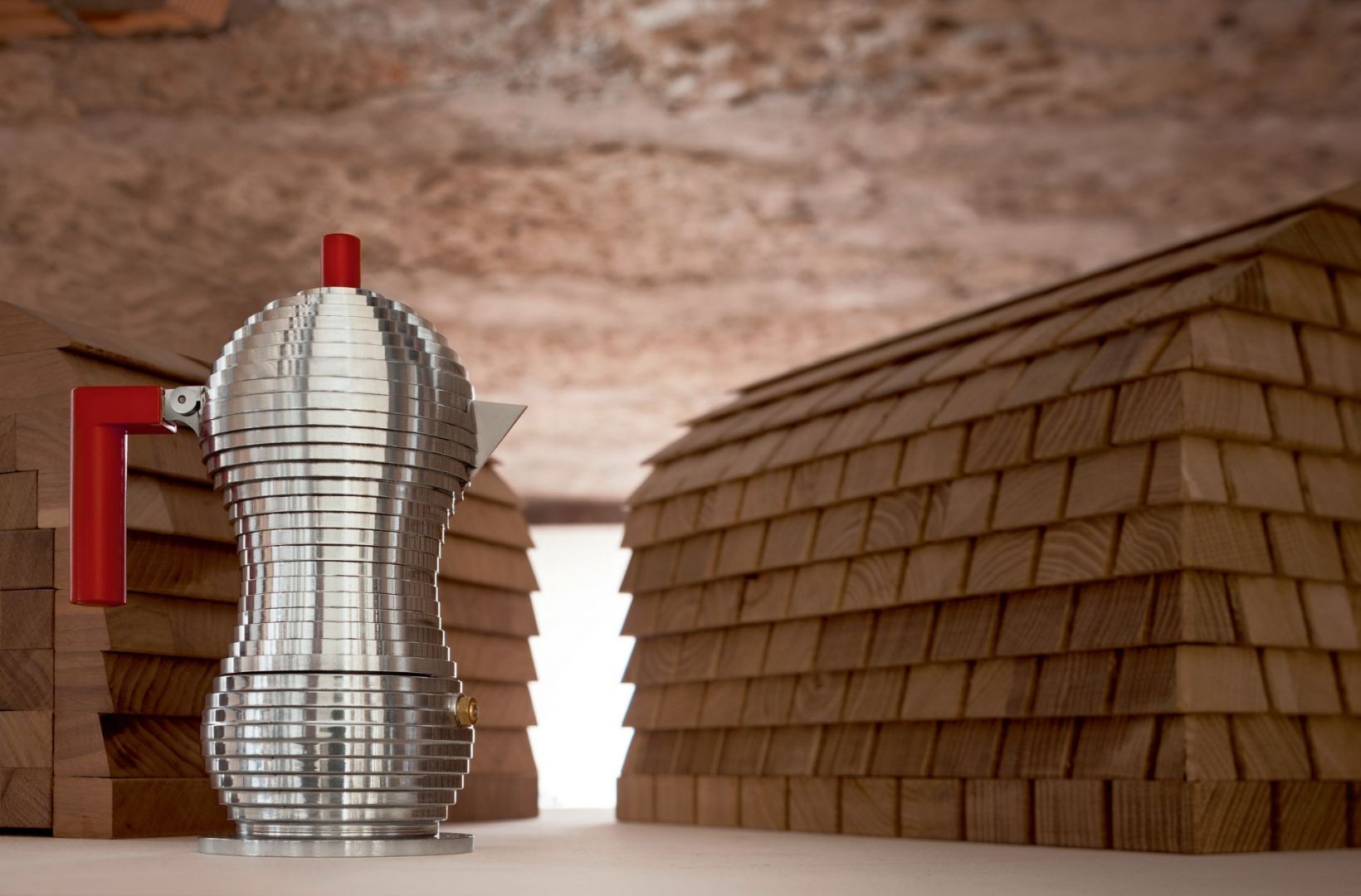 Pulcina – kultowy projekt Michele’a De Lucchi z 2015 r. to ciśnieniowy ekspres do prawdziwego, włoskiego espresso. Marka: Alessi