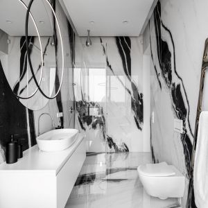Osobista łazienka pana domu zwraca uwagę szalenie efektownym wzorem spieków kwarcowych zainspirowanych czarno-białym marmurem Panda. Projekt wnętrza: Piotr Łucyan, Art’Up Interiors. Fot. Mateusz Kowalik