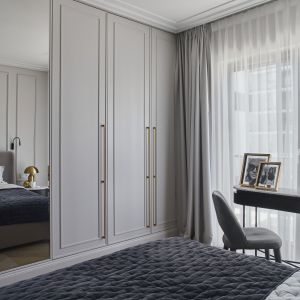 W sypialni znajduje się pojemna szafa z eleganckimi frontami. Projekt wnętrza i stylizacja: Agnieszki Pudlik, BBHome. Fot. Michał Mutor