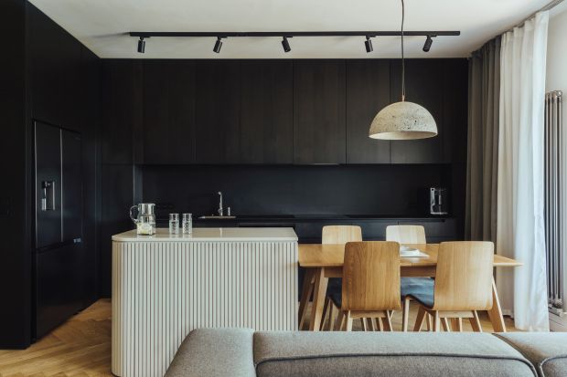 Właściciele tego mieszkania w centrum Katowic nie boją się ciekawych pomysłów, a najlepiej czują się w czarno-białej kolorystyce. Zobaczcie ciekawy projekt wnętrza w miejskim stylu!