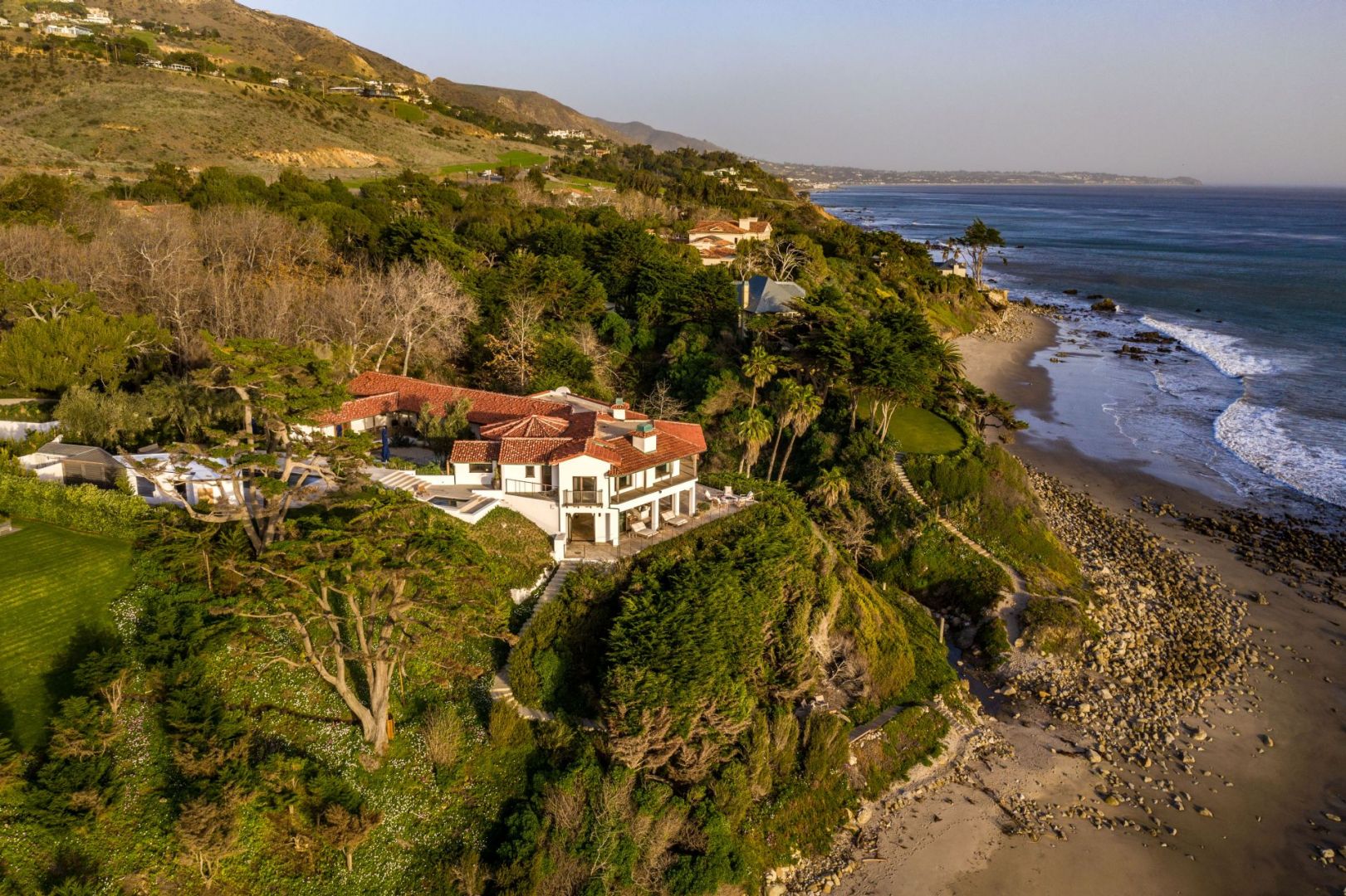Tak wygląda nowy dom Kim Kardashian, który sławna celebrytka odkupiła od Cindy Crawford. Zdjęcia: Adrian Anz, Coldwell Banker. Źródło: TopTenRealEstateDeals.com