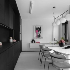 Czarno-biała kuchnia w nowoczesnym stylu. Projekt wnętrza i stylizacja: The Wall Pracownia Architektury. Fot. Magdalena Łojewska, Vey photography