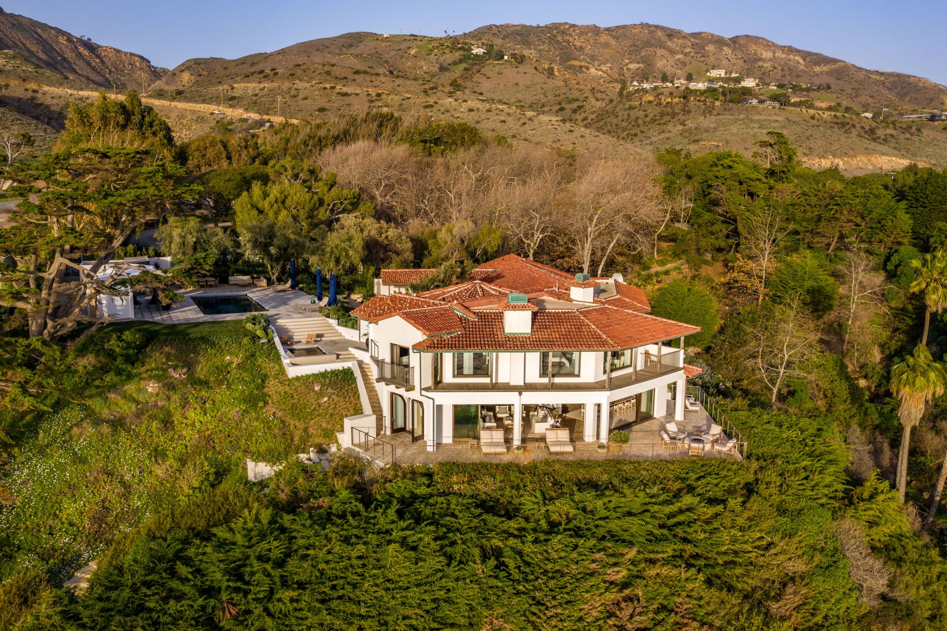 Tak wygląda nowy dom Kim Kardashian, który sławna celebrytka odkupiła od Cindy Crawford. Zdjęcia: Adrian Anz, Coldwell Banker. Źródło: TopTenRealEstateDeals.com