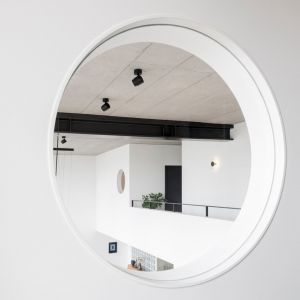 Pomysł na loft na poddaszu w przemysłowej dzielnicy Zurychu. Projekt wnętrza: pracownia Huggenbergerfries. Fot. mat. prasowe Dornbracht