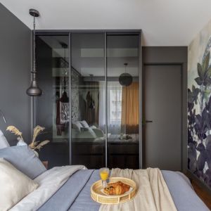  Łóżko z litego drewna mango w szarej sypialni. Projekt wnętrza: Marta Dąbek, pracownia Interio. Fot. Pion Poziom