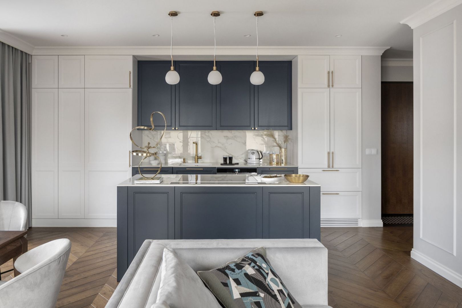 Elegancka kuchnia modern classic z wyspą. Projekt wnętrza Kamińska Stańczak Design. Fot. Marcin Grabowiecki. Stylizacja Eliza Mrozińska