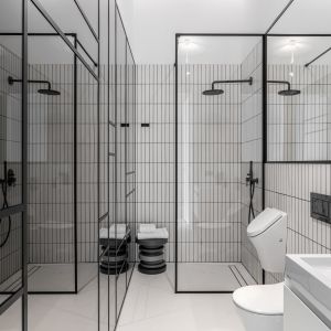 Duże lustra w łazience z prysznicem. Projekt wnętrza: Piotr Łucyan, Art’Up Interiors. Fot. Mateusz Kowalik