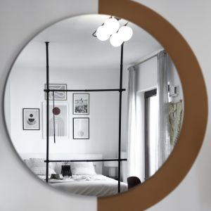 Okrągłe lustro optycznie powiększa małą przestrzeń. Projekt wnętrza: Pogotowie Wnętrzarskie. Fot. joannamajewska.photo
