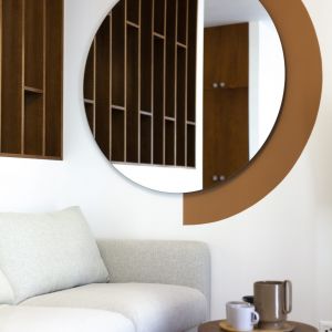 Okrągłe lustro na ścianie za sofą. Projekt wnętrza: Pogotowie Wnętrzarskie. Fot. joannamajewska.photo