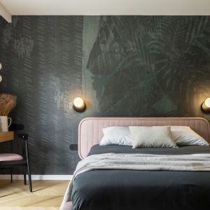 Ścianę za łóżkiem w sypialni zdobi tapeta marki Wall&Deco. Projekt wnętrza: Butterfly Studio. Fot. Marcin Grabowiecki