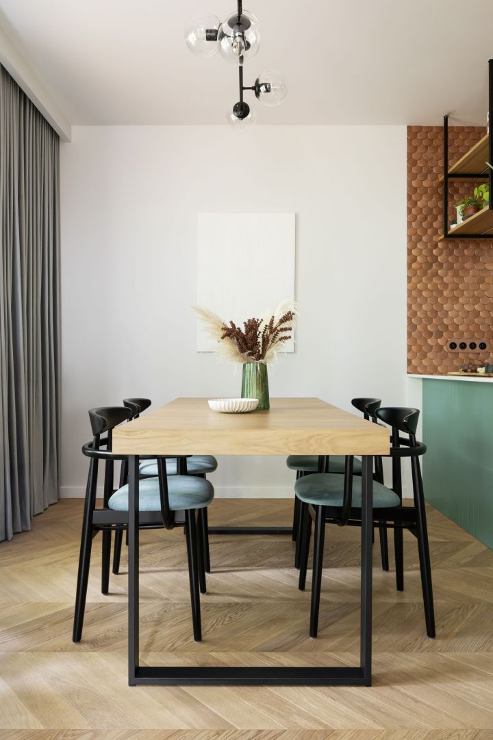 Przy kuchni zaplanowano miejsce na jadalnię. Projekt wnętrza: Butterfly Studio. Fot. Marcin Grabowiecki