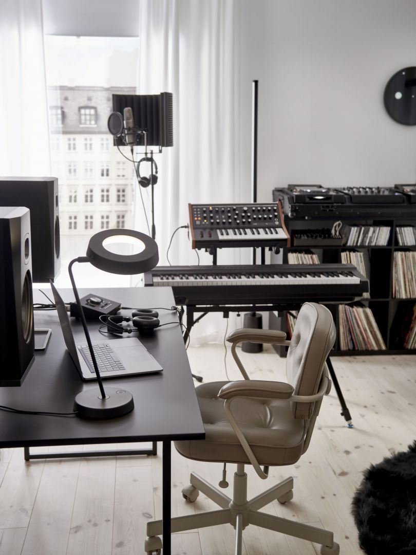 Limitowana kolekcja OBEGRÄNSAD IKEA stworzona z myślą o młodych, ambitnych twórcach. Projekt we współpracy ze znanym szwedzkim zespołem Swedish House Mafia. Fot. mat. prasowe IKEA