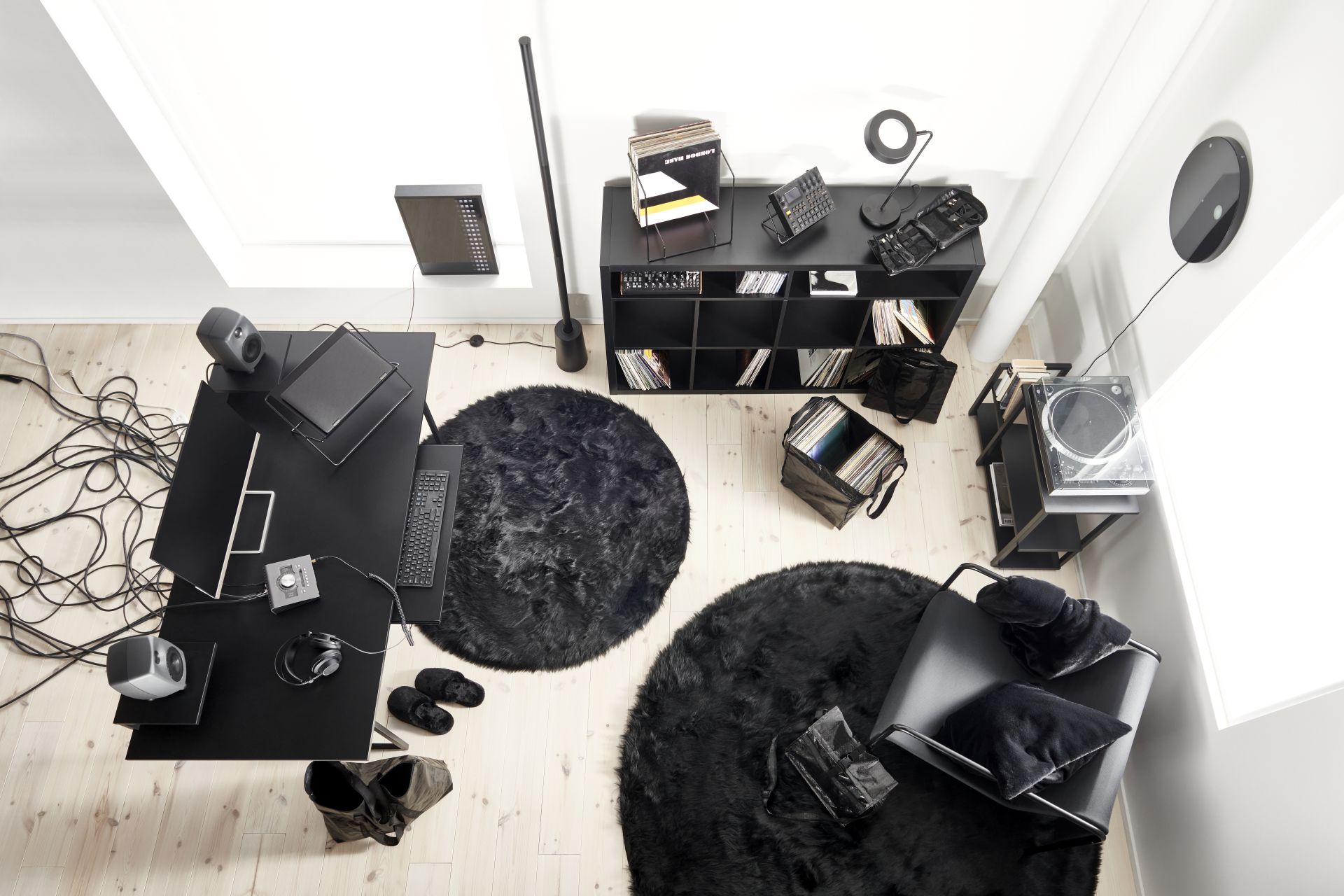 Limitowana kolekcja OBEGRÄNSAD IKEA stworzona z myślą o młodych, ambitnych twórcach. Projekt we współpracy ze znanym szwedzkim zespołem Swedish House Mafia. Fot. mat. prasowe IKEA