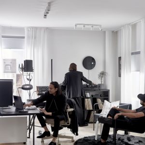Limitowana kolekcja OBEGRÄNSAD IKEA stworzona z myślą o młodych, ambitnych twórcach. Projekt we współpracy ze znanym szwedzkim zespołem Swedish House Mafia. Fot. mat. prasowe IKEA