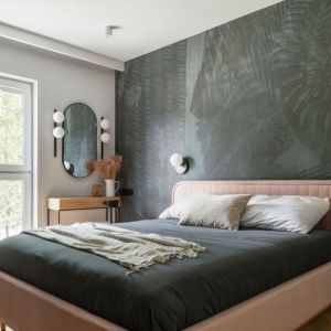 Ciemna tapeta na ścianie za łóżkiem w sypialni. Projekt wnętrza: Butterfly Studio. Fot. Marcin Grabowiecki
