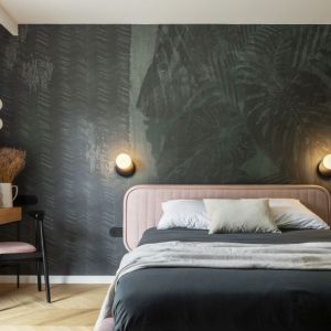 Ciemna tapeta na ścianie za łóżkiem w sypialni. Projekt wnętrza: Butterfly Studio. Fot. Marcin Grabowiecki