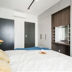 W sypialni zaplanowano pojemne szafy. Projekt i zdjęcia: KODO Projekty i Realizacje Wnętrz