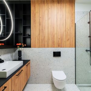 Mała łazienka z prysznicem. Projekt wnętrza: Paula Amonowicz, Deer Design. Fot. Zagórny Studio