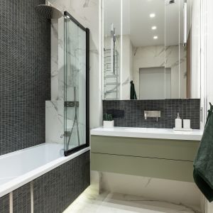 W małej łazience znajduje się wanną z opcją prysznica. Projekt wnętrza i zdjęcie: KODO Projekty i Realizacje Wnętrz