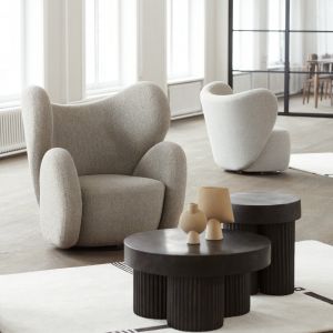 Little Big Chair to jeden z flagowych projektów duńskiej marki Norr11. Współczesna interpretacja fotela uszaka dostępna jest w tkaninie boucle oraz - uwaga - w owczej skórze. Cena: od 22 000. Sprzedaż: Mesmetric
