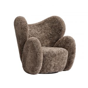Little Big Chair to jeden z flagowych projektów duńskiej marki Norr11. Współczesna interpretacja fotela uszaka dostępna jest w tkaninie boucle oraz - uwaga - w owczej skórze. Cena: od 22 000. Sprzedaż: Mesmetric

