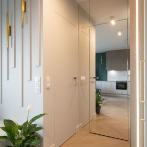 40-metrowe mieszkanie i przedpokój z lustrzaną szafą. Projekt i zdjęcia KODO Projekty i Realizacje Wnętrz