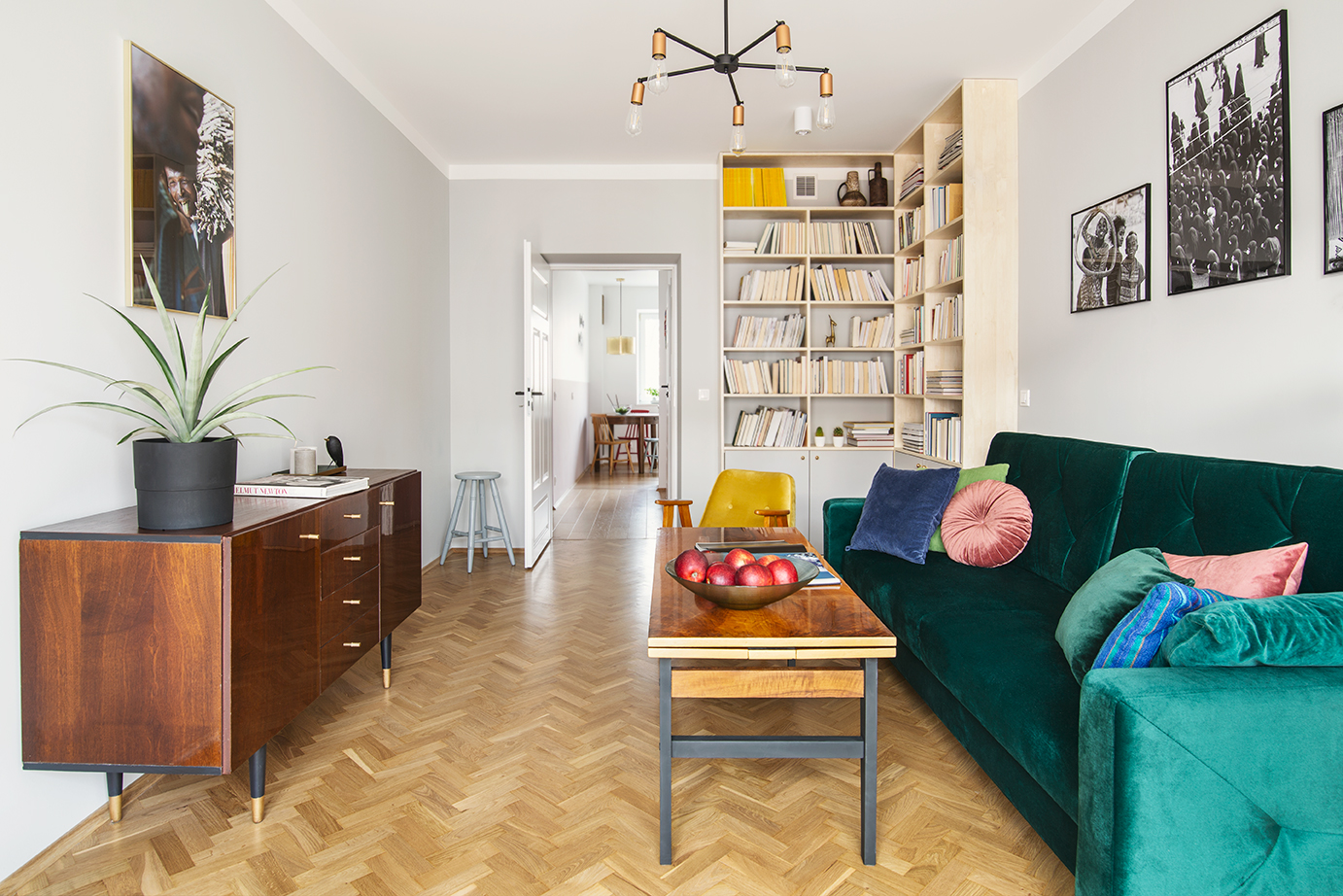 Pomysł na wnętrze inspirowane stylem mid-century modern. Projekt Monika Skuza, CudnieBosko. Fot. Kamila Markiewicz-Lubańska. Stylizacja Maria Szymańska