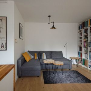 Biel i drewno w nowoczesnym salonie z kuchnią. Projekt wnętrza i zdjęcie: Joanna Lemka-Wójcik, jlw studio