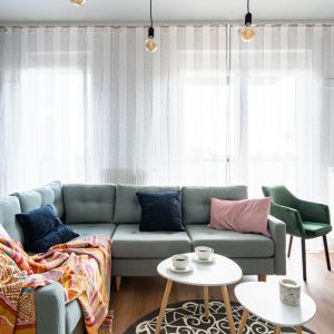 Okrągły dywan w salonie w pięknym wzorem etno. Projekt wnętrza i zdjęcia: KODO Projekty i Realizacje Wnętrz