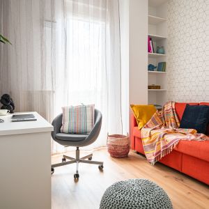 Gabinet z kolorową sofą i geometryczną tapetą na ścianie. Projekt wnętrza i zdjęcia: KODO Projekty i Realizacje Wnętrz