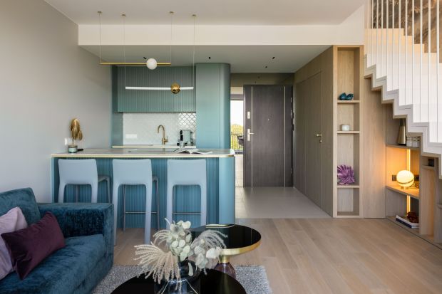Dwupoziomowy, rodzinny apartament znajduje się w Świnoujściu. Ma 70 mkw i bardzo wygodny układ. Wnętrza zachwyca bogatą, choć doskonale wyważoną i harmonijną paletą barw. Błękity i zielenie wyglądają pięknie!<br /><br />