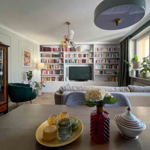 Salon w mieszkaniu w stylu modern classic. Projekt i zdjęcia: Pogotowie Wnętrzarskie