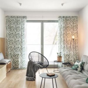 Zieleń i sklejka w małym salonie w bloku. Projekt wnętrza: Maka Studio (Daria Pawlaczyk, Aleksandra Kurc). Fot. Tom Kurek