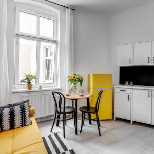 Kolor żółty w małym salonie w bloku. Projekt wnętrza: Ewelina Matyjasik-Lewandowska. Fot. Piotr Wujtko