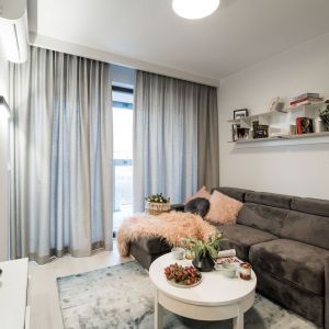Pastele w małym salonie w bloku. Projekt wnętrza i zdjęcie: KODO Projekty i Realizacje Wnętrz