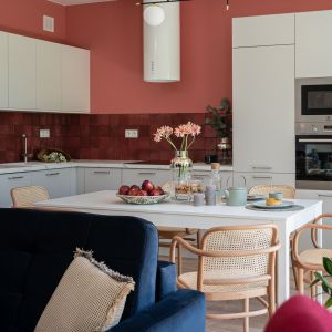 Granatowa sofa w salonie z kuchnią i jadalnią. Projekt i zdjęcia KODO Projekty i Realizacje Wnętrz