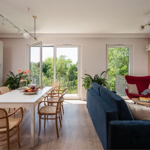 Granatowa sofa w salonie z kuchnią i jadalnią. Projekt i zdjęcia KODO Projekty i Realizacje Wnętrz