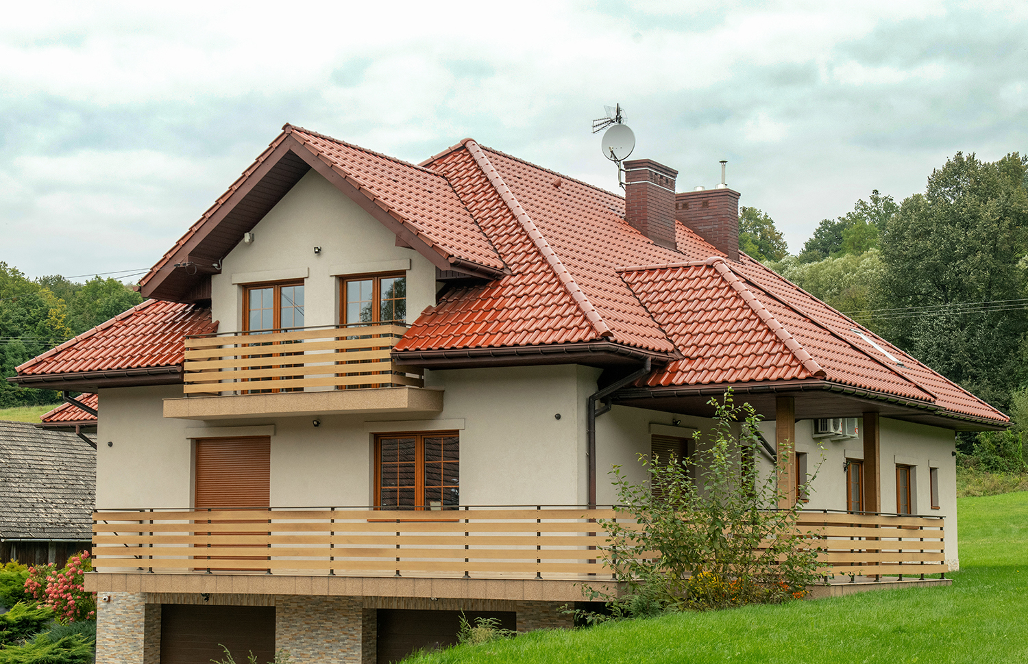 Dachówki sprawdzają się na prawie każdym rodzaju dachu i doskonale komponują się z różnym otoczeniem.  Fot. mat. prasowe Creaton