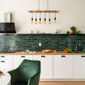 Zielone płytki na ścianie nad blatem w kuchni. Projekt wnętrza i zdjęcia: KODO Projekty i Realizacje Wnętrz