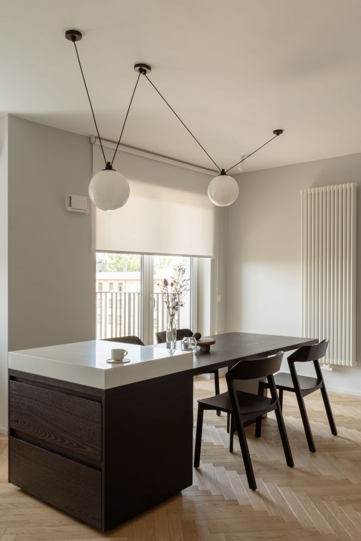Krzesła wybrano z oferty marki Ton. Projekt wnętrza: 3XEL Architekci. Fot. PORA studio
