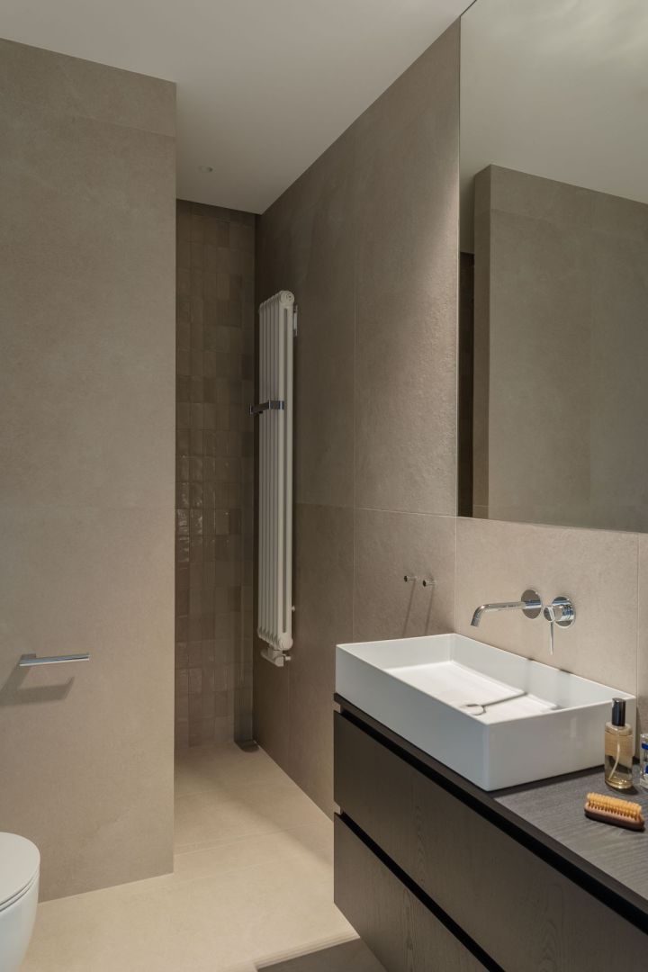 Stonowaną, bliską naturze kolorystykę zastosowano także w łazience. Projekt wnętrza: 3XEL Architekci. Fot. PORA studio