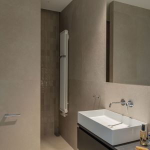 Stonowaną, bliską naturze kolorystykę zastosowano także w łazience. Projekt wnętrza: 3XEL Architekci. Fot. PORA studio