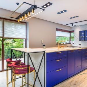 Niebieskie meble w kuchni piękne ożywiają stonowaną przestrzeń. Projekt wnętrza: Beata Ignasiak, pracownia Ignasiak Interiors. Fot. Grupa Deix