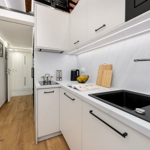 Biała kuchnia w małym, 25-metrowym mieszkaniu. Projekt Komandor. Fot. Michał Bidziuch