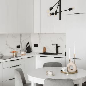 Mała biała kuchnia w nowoczesnym mieszkaniu. Projekt Aurelia Palczewska. Zdjęcia Mikołaj Dąbrowski