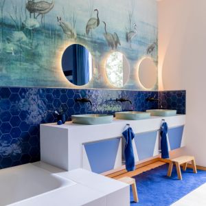 Łazienka dziecięca zyskuje swój charakter dzięki przeplataniu się kontrastujących kolorów niebieskiego i białego. Fot. Dornbracht