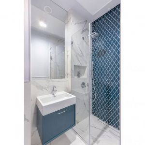 Mozaika w małej łazience z prysznicem. Projekt wnętrza: Decoroom. Fot. Pion Poziom
