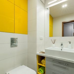 Żółte akcenty w małej łazience z prysznicem. Projekt wnętrza: Justyna Mojżyk. Fot. Monika Filipiuk-Obałek
